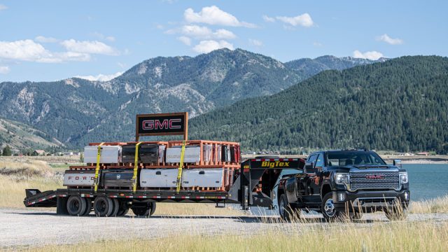 Пара пикапов GMC Sierra HD 3500, оснащенных соответствующим образом, может перевозить почти столько же, сколько тягач на 80 000 фунтов. Трейлер с гусиным шеей (со сцепкой в кузове грузовика) может стоить от 35 500 до 43 500 фунтов. Следи за своими зеркалами, Питербилт.