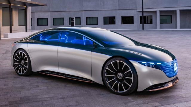 Mercedes-Benz Vision EQS Concept міг стати флагманом компанії, EV витіснивши S-клас, скориставшись витонченою схемою, можливою, коли ви також не проектуєте двигун згоряння. EQS знаходиться на крок над седаном EQE, який націлений на Tesla Model S.