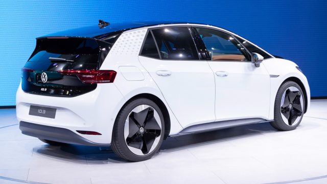 Volkswagen ID.3 - це авангард розміру Golf на 50 мільярдів доларів VW, що підштовхуються до EVS. Три версії пройдуть 205, 260 або 350 миль і починаються в Німеччині приблизно від 33 000 доларів. Натомість США отримують замість вбудованого в Чаттанузі позашляховика Crozz ID на основі ID.3. До 2023 року також з&#39;явиться EV-вигляд мікробусів, ID Buzz.