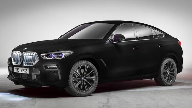 Ознака апокаліпсису? Наступний BMW X6, позашляховик середнього розміру для тих, хто вважає X5 занадто практичним, запропонує освітлену решітку для нирок. Автомобіль шоу має світлопоглинаючу фарбу &quot;VantaBlack&quot;. З деяких кутів, третє покоління видається більш скульптурним, або, можливо, покупці просто звикають до похилого заднього вигляду позашляховика. Модель M50i має 523 к.с.