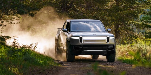 Прототип пікапа Rivian R1T. Рівіан каже, що це буде поставлено наступного року. Одна модель отримує батарею потужністю 180 кВт / год (візьміть це, Tesla) з дальністю понад 400 миль.