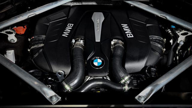 BMW offers two V8 engines with 523 or 465 hp (X7 M50i, X7 xDrive50i) or or an inline six 335 hp (X7 xDrive 40i). Choose your 0-60 time: 4.5, 5.2, or 5.8 seconds 0-60 mph.