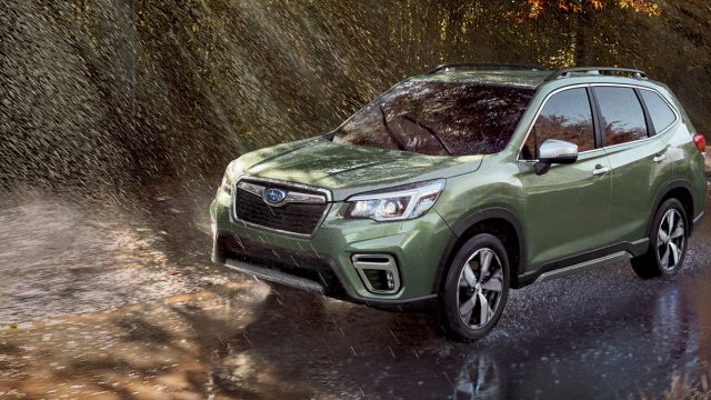 Subaru Forester Limited. З 8,7 дюймами просвіт, більшість грунтових доріг не є проблемою.