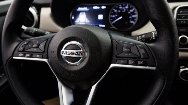 Кермо Nissan Versa 2020 року. Дно сплющене, як на гоночному колесі. (Також добре для водіїв з достатньою лінією талії.)