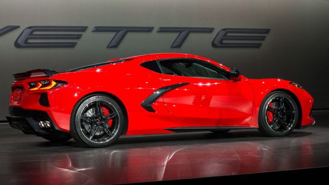 Інженери Chevrolet завжди хотіли побудувати Corvette з середнім двигуном. Їх онуки роблять це: $ 60 000 (і вище) за казковий двомісний автомобіль потужністю 495 к.с. від вишуканого двигуна з невеликим блоком Chevy. Конвертований на 7500 доларів більше. Corvette C8 - це спортивний автомобіль світового класу, який не коштує світу.