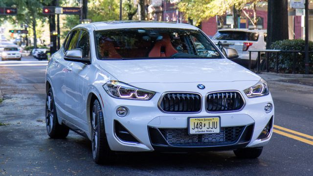 BMW X2 (тут як демон швидкості X2 M35i) та X1 побудовані на шасі переднього (або повного приводу), як і X1.