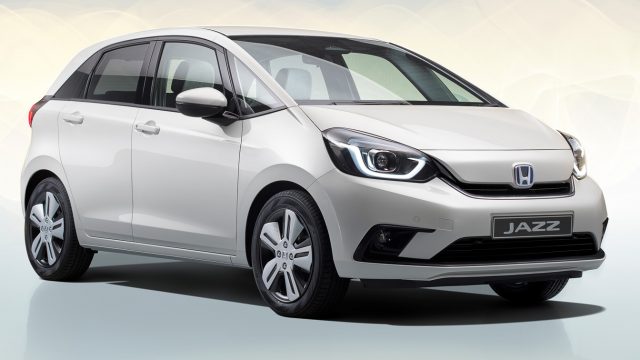 У малолитражного хэтчбека Honda Fit 2020 года 4 (Jazz на некоторых рынках) будет гибридный вариант с бензиновым / двухмоторным двигателем, гибрид, использующий новое прозвище e: HEV, новую информационно-развлекательную систему и улучшенную систему безопасности Honda Sensing. Некоторые функции будут управляться смартфоном. Все еще неясно: будут ли продажи Fits все еще продаваться в США.