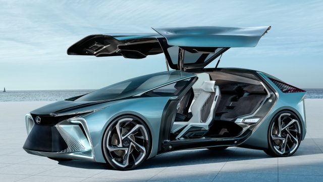 Концепція &quot;Електрифікованого&quot; Lexus LF-30 має вимикачі керма, що управляють аудіо- та аудіо-звуковими сигналами, управління жестами та дисплеї доповненої реальності. Задні пасажири використовують AR, щоб переглядати відео зоряного неба та інформацію про навігацію на місячному даху. Lexus Airporter переміщує ваш багаж від вхідних дверей до багажника. Він може перемикатися в автономний режим і виходити з нього. Усі моделі Lexus отримують електрифікацію до 2025 року.