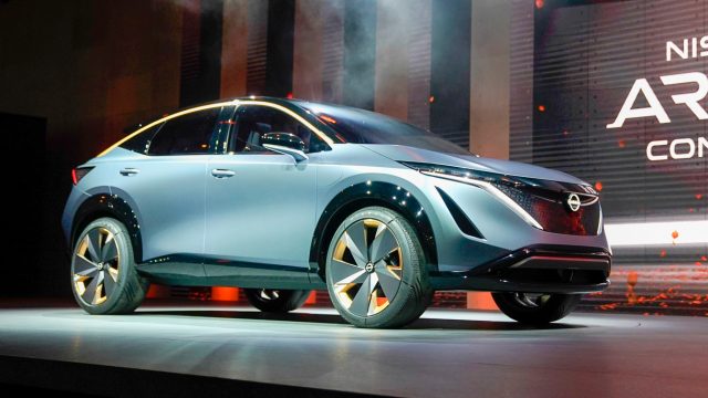 Nissan Ariya Concept - компактный двухмоторный кроссовер EV 181 дюйма с автономной поддержкой ProPilot 2.0 в одном ряду. Он имеет внешний вид готового к производству EV. В кабине используется двойной 12,3-дюймовый ЖК-дисплей. Почти нет ручек в кабине; вместо этого на приборной панели есть сенсорные значки.