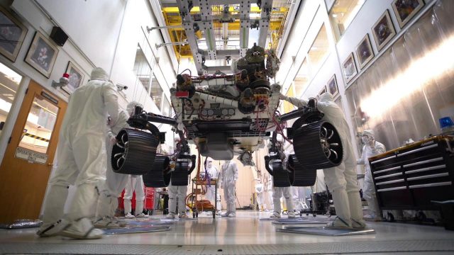 Ось Марвер 2020 Rover, що стоїть на власних шести колесах