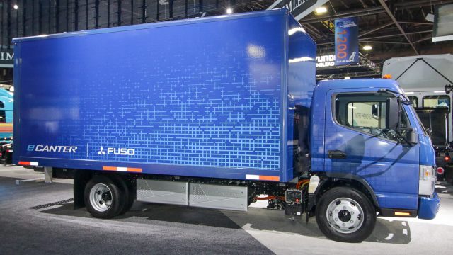 Fuso eCanter від Mitsubishi-Daimler - це вантажівка доставки останньої милі, &quot;відповідаючи на попит громадськості на чисті, спокійні міські поставки вантажних автомобілів&quot;. Він несе 9000 фунтів, розвиває 185 пік HP, і це добре для 80 з цих останніх миль, достатньо для міст та густого передмістя. Він заряджається за одну годину за допомогою зарядного пристрою CHAdeMo, 8 годин із звичайним зарядним пристроєм