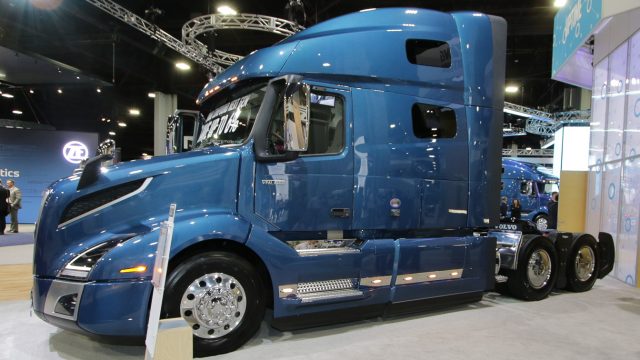 Компанія Volvo Trucks просувала регіональні вантажні електроакумулятори. З цього року він розгорне 23 вантажні автомобілі ВНР у SoCal. Окремо Volvo Active Driver Assist 2.0 пропонує адаптивний круїз-контроль, попередження про виїзд на смугу руху, попередження / гальмування виїзду на шосе, автоматичне гальмування в аварійному режимі та виявлення сонливих водіїв. Він буде стандартним для вантажних автомобілів ВНР (регіональний) та ВНЛ (на великі відстані; фото).