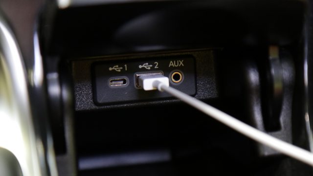 Передній ряд отримує два роз&#39;єми USB.