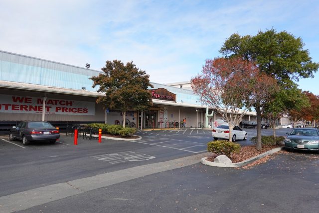 Fry’s Electronics captured with a Sony RX100 VII @ 24mm