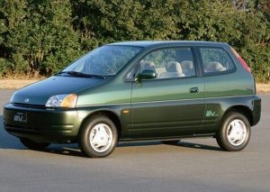 Honda EV Plus: первый современный EV, 1997-99, 80-100 миль диапазон, 300 built.The автомобильная промышленность работает на два совершенно разных альтернативных планах существования. Читатели этого сайта знакомы с неопровержимыми доказательствами электромобилей приближающихся точкой перегиба, и последними вздохами внутреннего сгорания. Назовём эту реальность. И тогда есть Хонда Такахиро Hachigo, присоединились руководители из Toyota (и других). В своей альтернативной вселенной, неотвратимость чисто электрического будущего не доказана. Никто не хочет их. ... Почти четыре десятилетия назад, Honda представила первую машинную технологию для соответствия стандартов Закона США о чистом воздухе без необходимости каталитического нейтрализатора. В 1999 году Honda Insight был первый гибрид. Но это древняя история. Сегодня остатки компании зациклены на 20-летнюю технологию, а не обновляя для нового электрического возраста. ... В то же время, последние заявления Hachigo являются полностью из ногу со временем. Необходимость глобального изменения климата является слишком актуальной для минимального соблюдения и КЕС глаз конфеты.