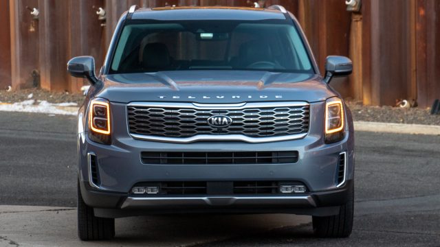 From a distance, you can tell the Telluide from the Hyundai Palisade (inset below right) by the squarish headlamp frames and the smaller grille.