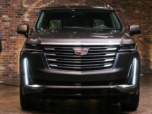 2021 Escalade: большая решетка, подпись вертикальной передней освещения полосы.