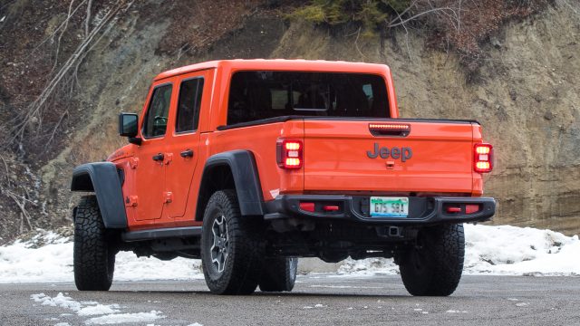 2020 Jeep Gladiator Рубікон 4 × 4 - серйозний позашляховий джип з пікапом 5 футів.