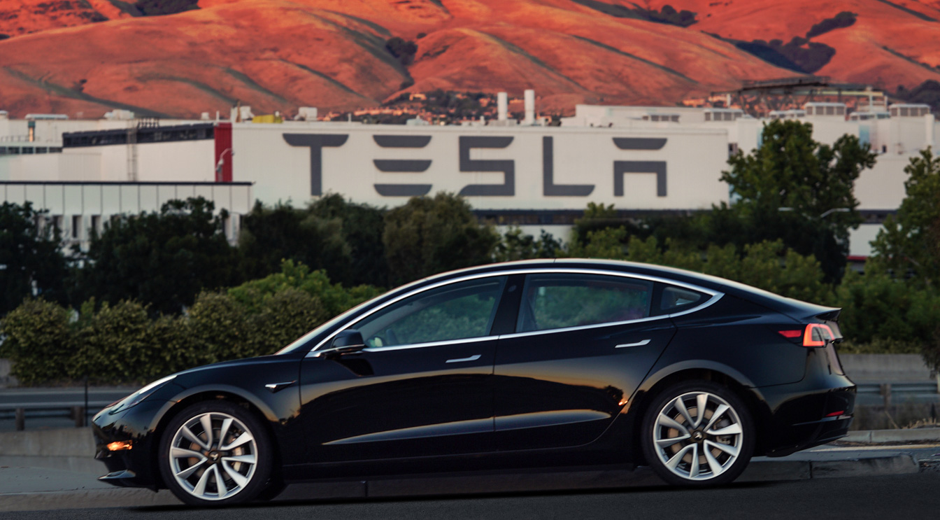 Маск: Tesla была месяцем до банкротства во время наращивания мощности Model 3