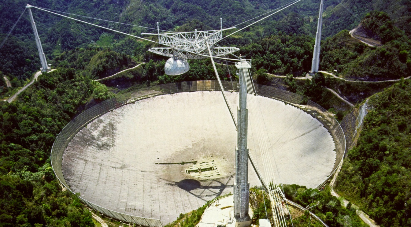 Знаменитая обсерватория Аресибо рушится из-за обрыва кабеля
