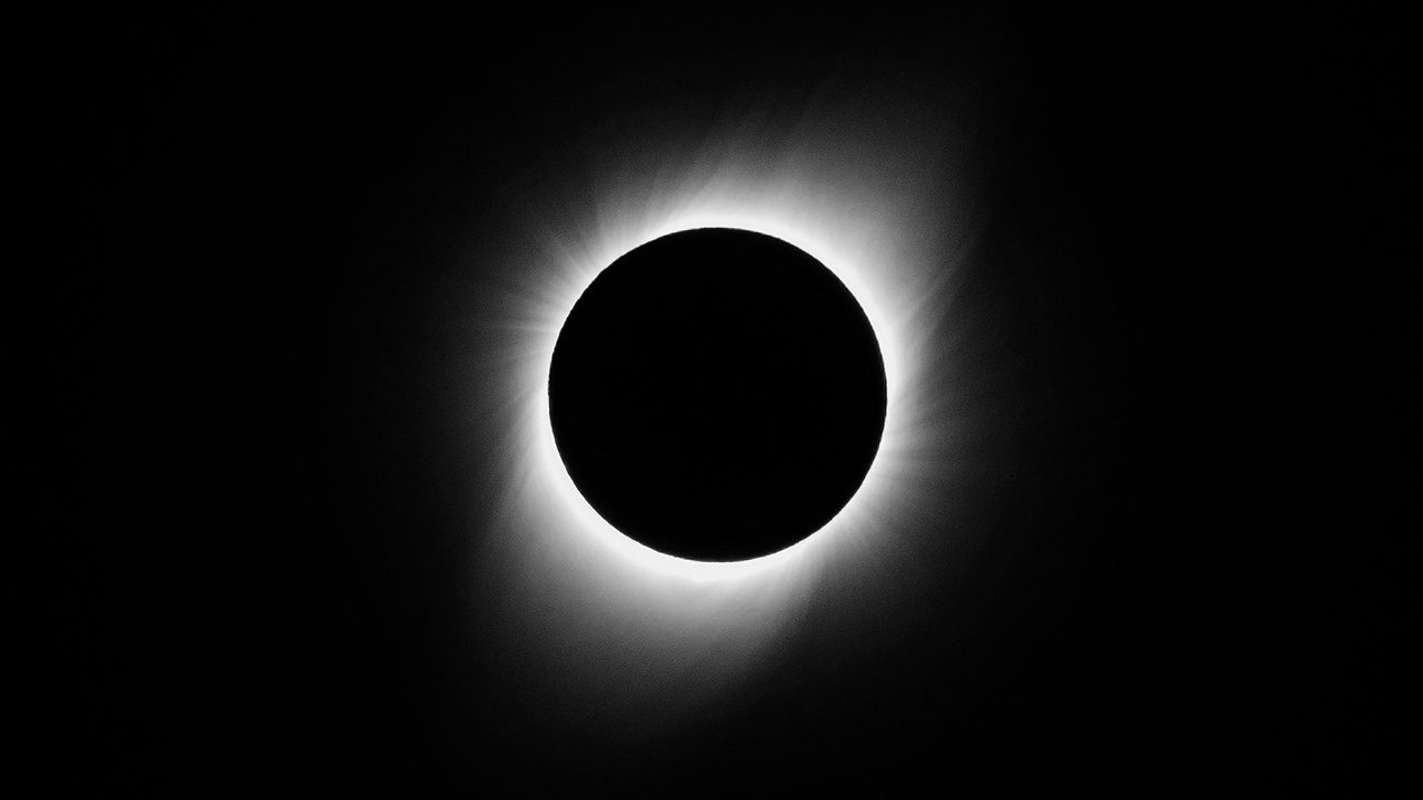 Як спостерігати сьогодні повне сонячне затемнення з будь-якого місця