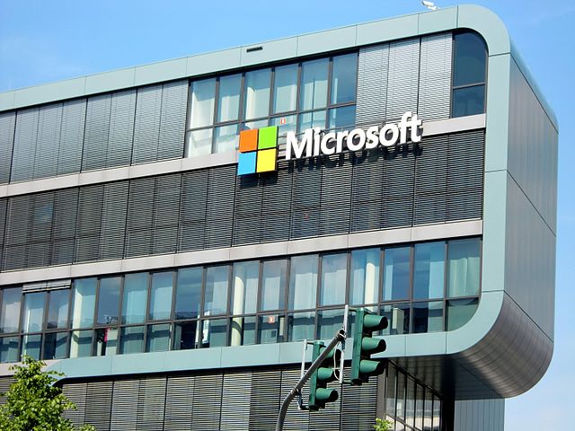 Microsoft призупиняє всі нові продажі в Росії