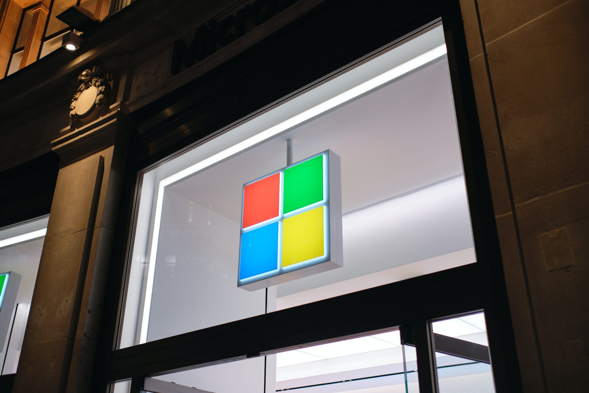 Microsoft останавливает продажи технологий эмоций, ограничивает доступ к распознаванию лиц