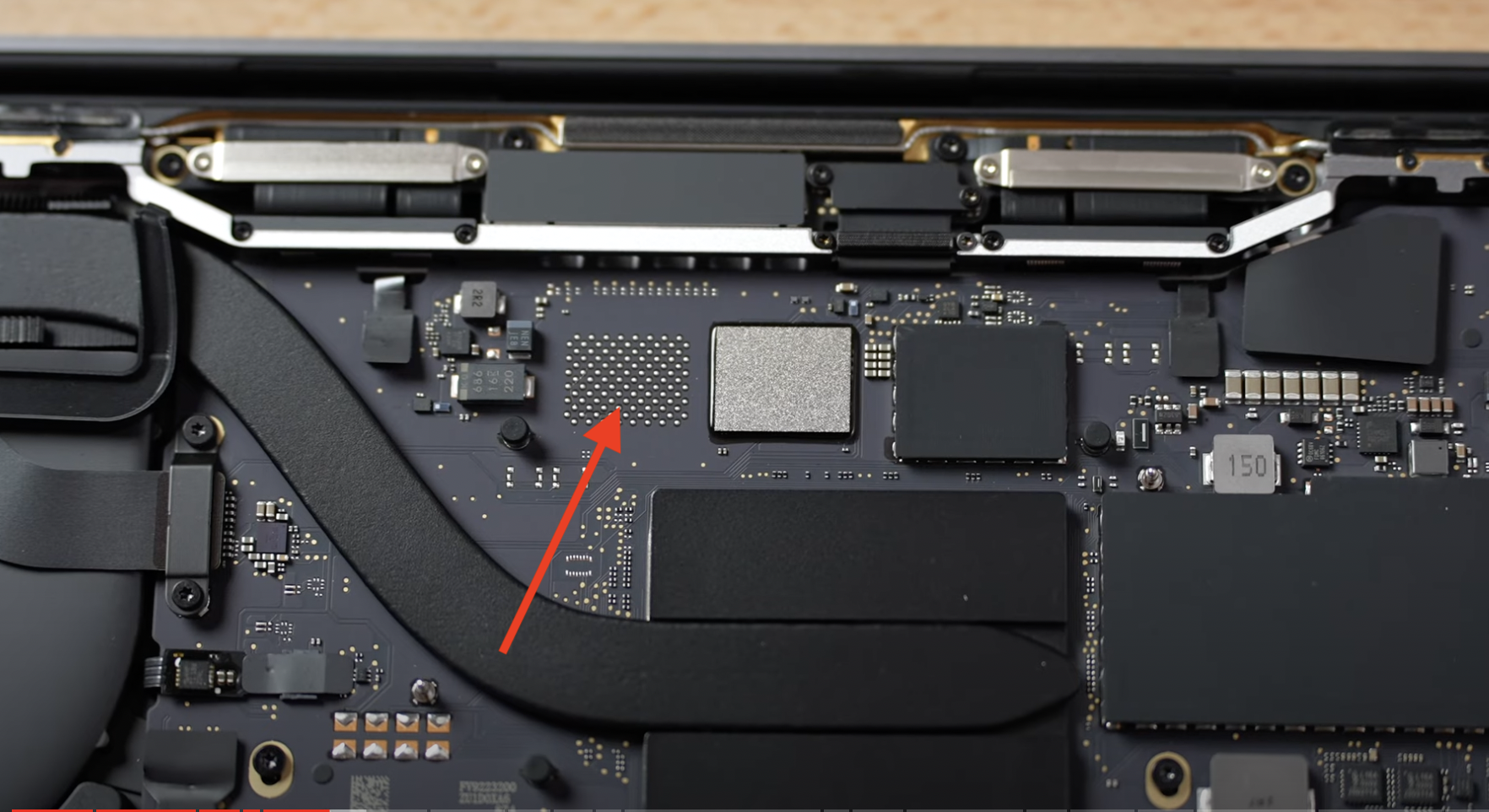 Базова модель MacBook Pro з M2 має повільніше SSD, ніж версія M1