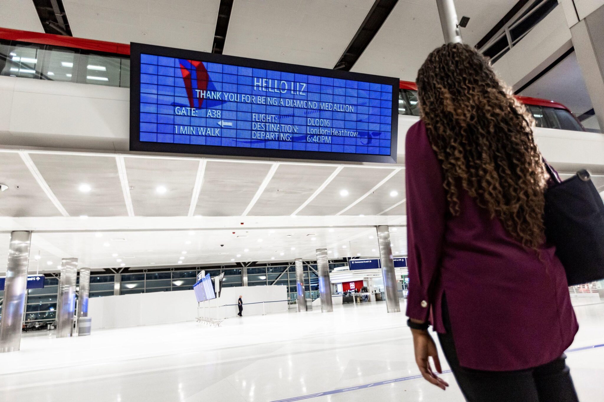 Аэропорт Детройта. Flight information Screen Airport. В аэропорту ездят роботы, показывающие информацию о рейсах.