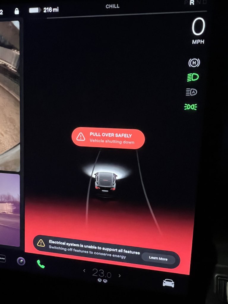 Tesla Driver утверждает, что модель Y приказала ему остановиться, выключившись, несмотря на полную плату